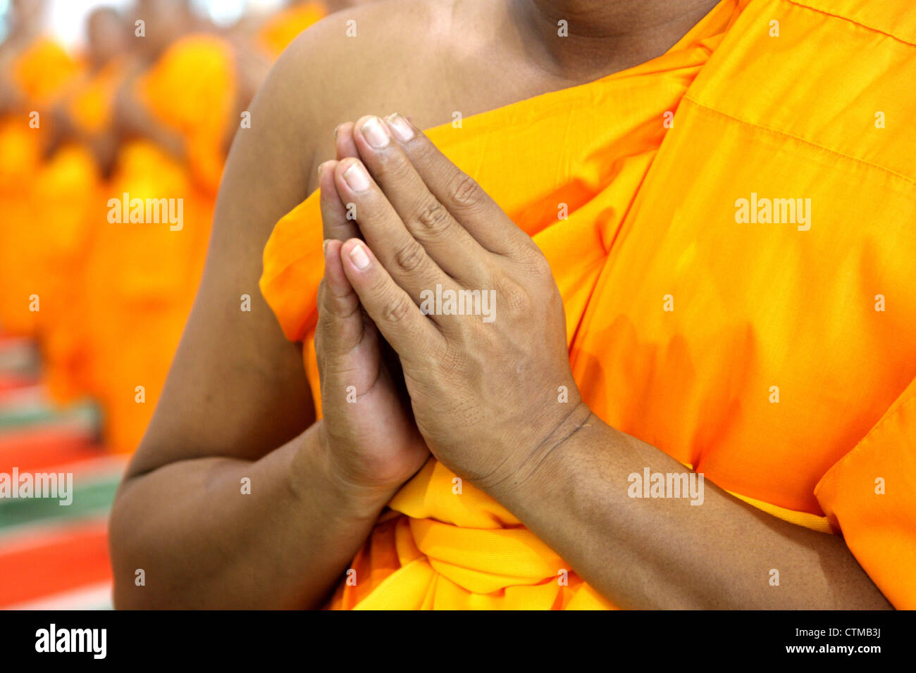 Zehn von Tausenden Novizen aus Dorf in Thailand machen einen buddhistischen Fastenzeit Ordination Zeremonie am Dhammadayada Tempel. Stockfoto