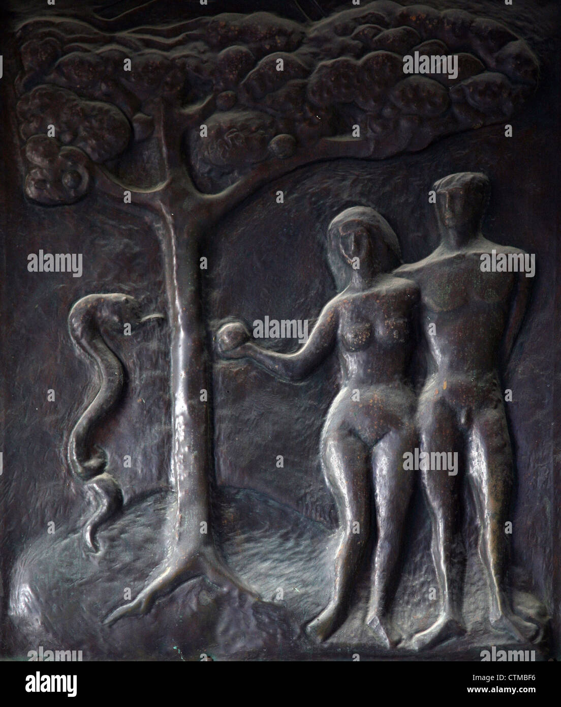 Adam und Eva, Illustrationen von Geschichten aus der Bibel auf Türen Basilika der Verkündigung in Nazareth Stockfoto