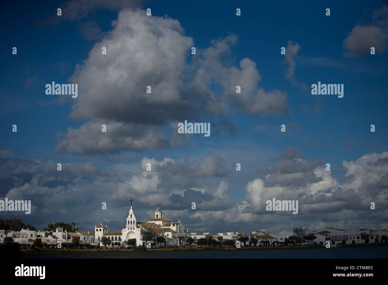 Unsere Liebe Frau von Rocio Heiligtum, Almonte, Provinz Huelva, Andalusien, Spanien. El Rocio-Dorf befindet sich im Nationalpark Doñana. Stockfoto