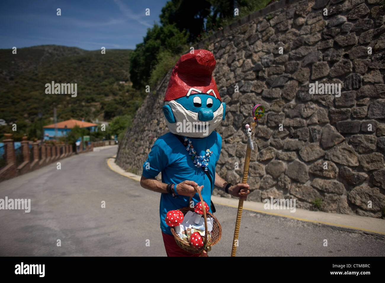 Ein Mann, gekleidet wie ein Schlumpf Juzcar, Smurf Village, in der Provinz Malaga, Andalusien, Spanien herein Stockfoto