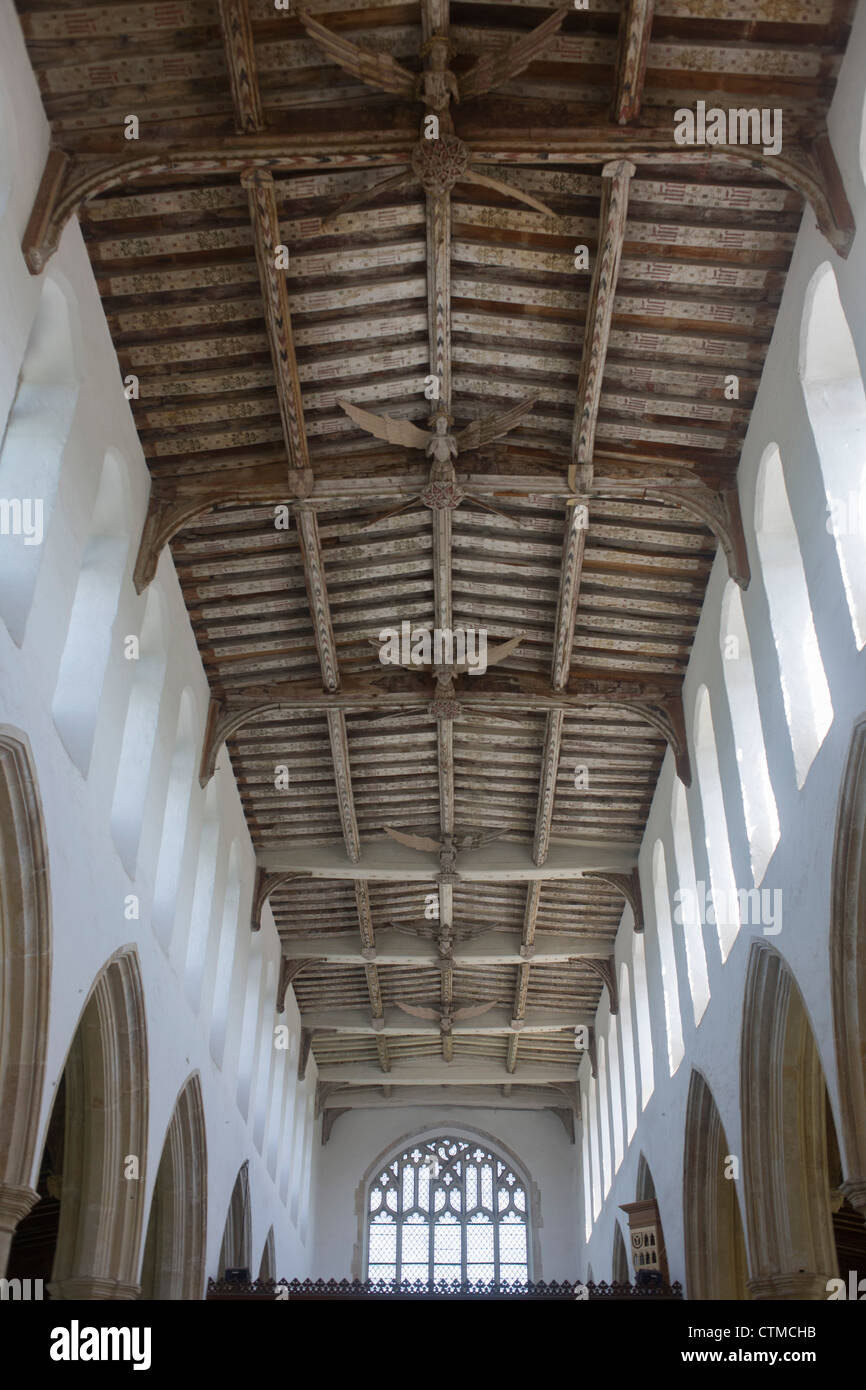 Fachwerkhaus Traufe mit Inschriften und geschnitzten Engeln in Blythburgh Kirchendach, Suffolk. Stockfoto