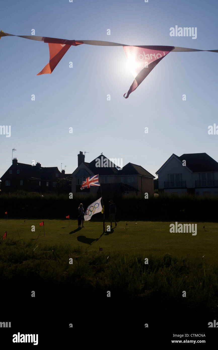 Olympische Fahnen auf ein Mini-Golf-Putting-Green in der Suffolk am Meer Stadt Southwold, Suffolk. Stockfoto