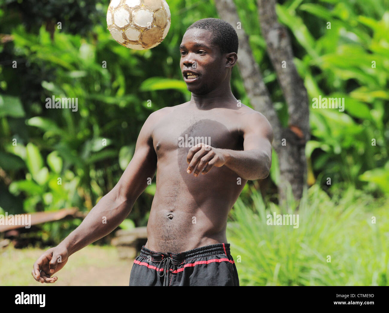 Karibische Mann Fußball zu spielen. Stockfoto