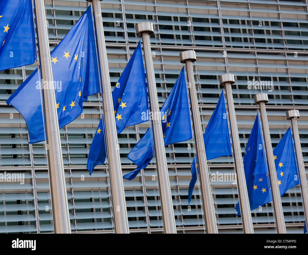 Europäische Fahnen vor dem Berlaymont-Gebäude, Sitz der Europäischen Kommission in Brüssel. Stockfoto