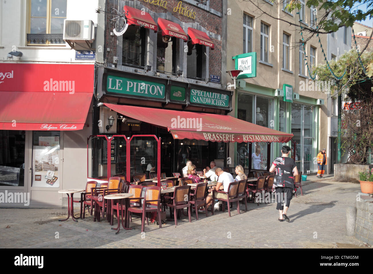 American Diner Essen außerhalb des Restaurants Le Pieton in Charleroi, Wallonien, Hennegau, Belgien. Stockfoto