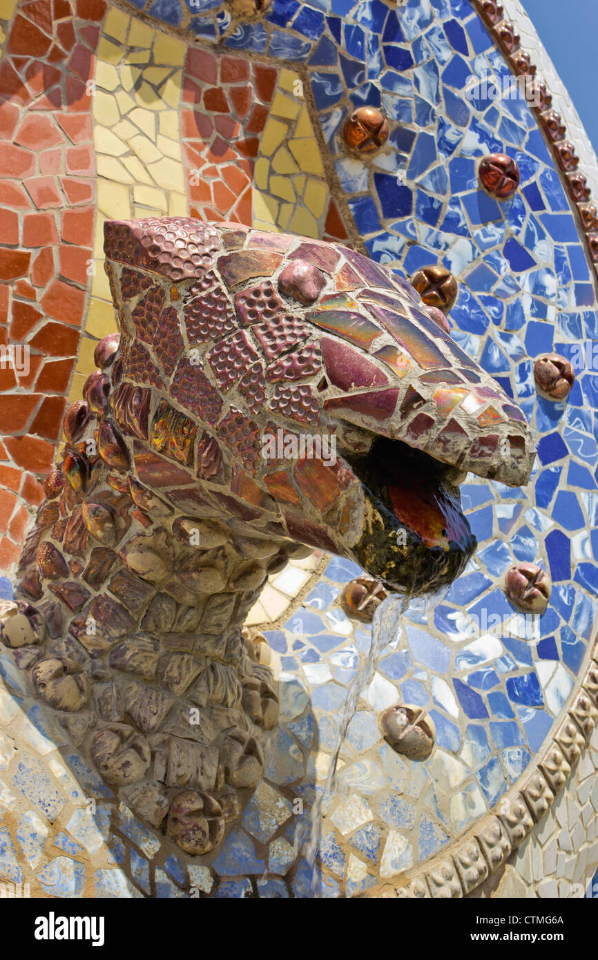 Barcelona, Spanien. Parc Güell. Detail der Mosaiken auf dem Brunnen am Eingang. Stockfoto