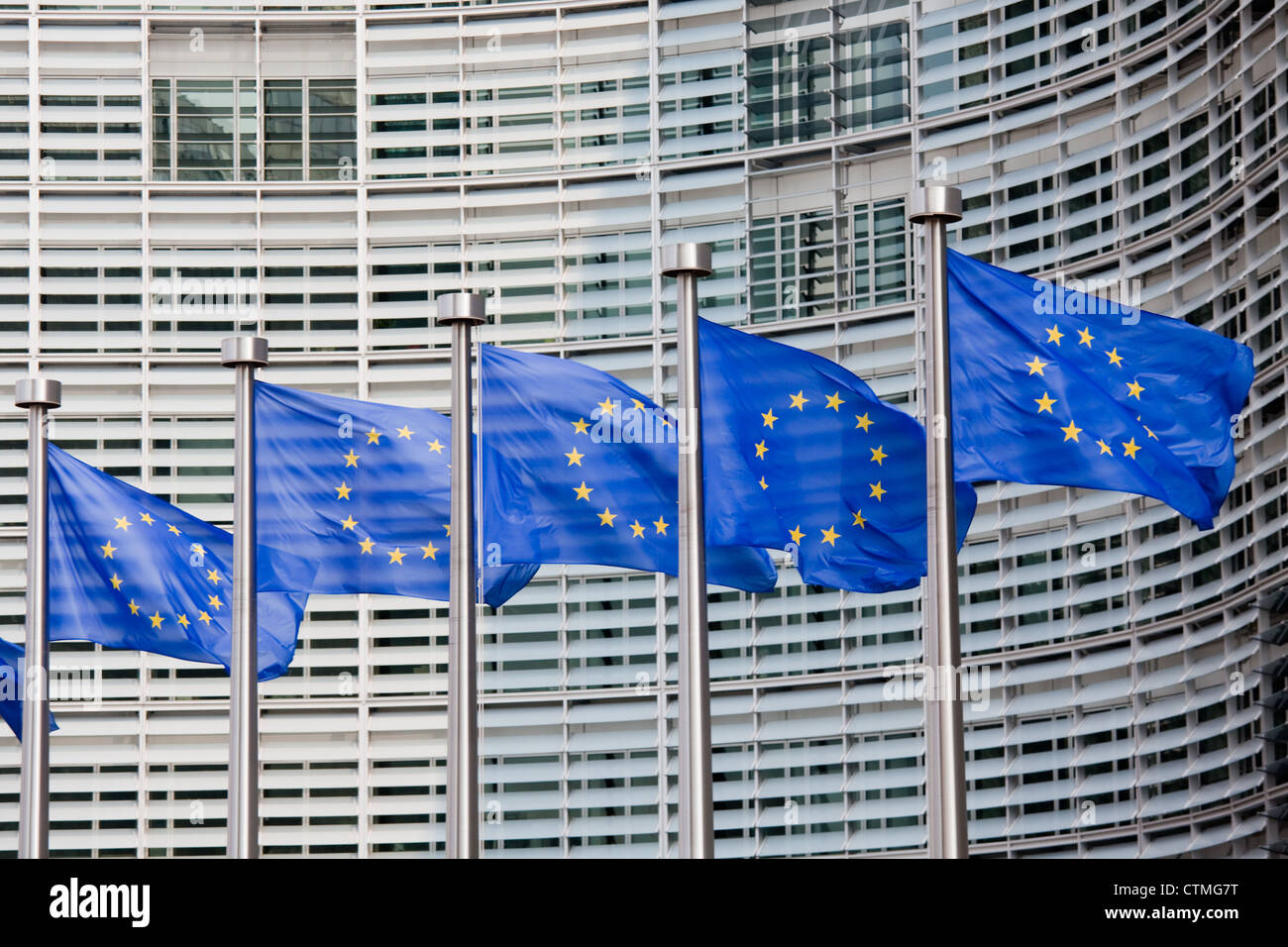 Europäische Fahnen vor dem Berlaymont-Gebäude, Sitz der Europäischen Kommission in Brüssel. Stockfoto