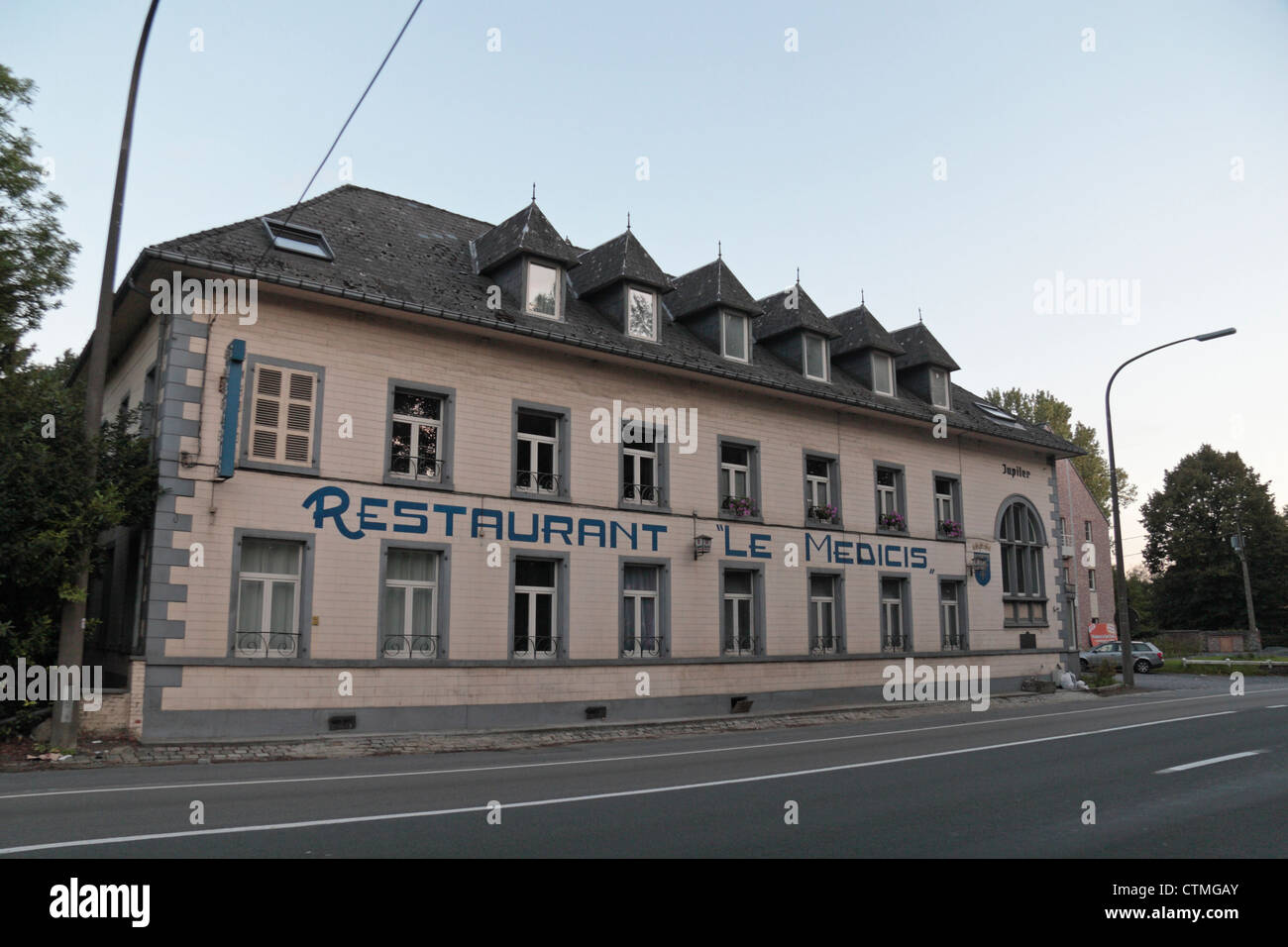 Das Restaurant le Medicis, Website der Gedenkstätten markieren die ersten und letzten Aufnahmen des ersten Weltkrieges in Mons, Frankreich. Stockfoto