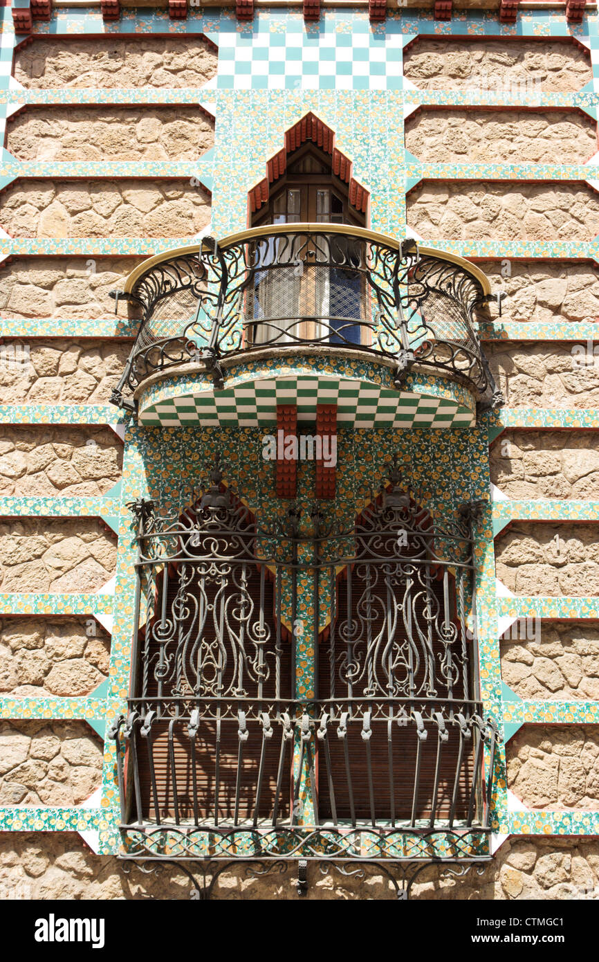 Casa Vicens, Barcelona, Spanien. Von Antoni Gaudi entworfen. Detail des Grills Fenster und Balkone. Stockfoto