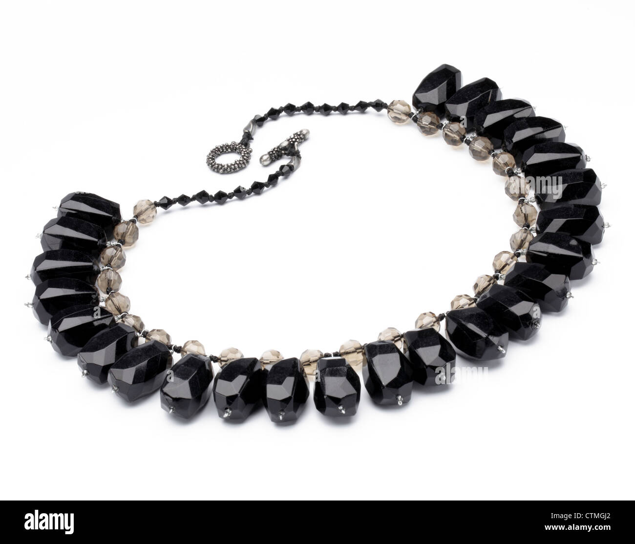 Modeschmuck. Eine Halskette mit großen schwarzen Steinen. Stockfoto