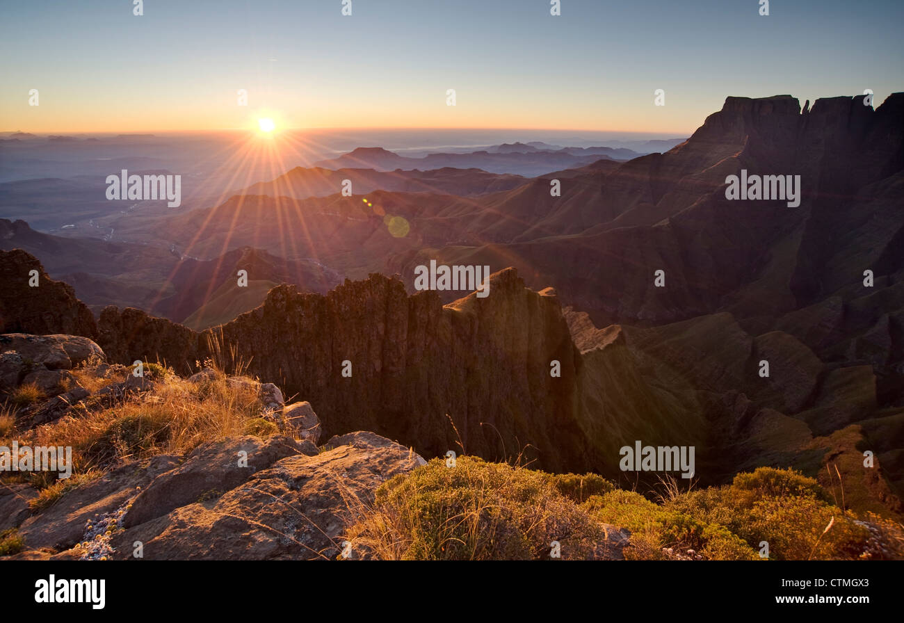 Sonnenaufgang über der Drakensberg Berge, Royal Natal Drakensberge uKhahlamba Nationalpark, Südafrika Stockfoto
