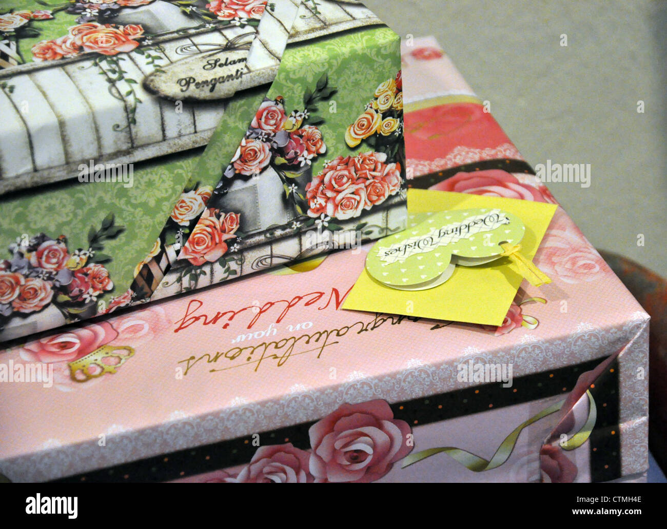 Besonderes Geschenk-Boxen für die Braut sind von seinen Kollegen am Tag  ihrer Hochzeit gegeben Stockfotografie - Alamy