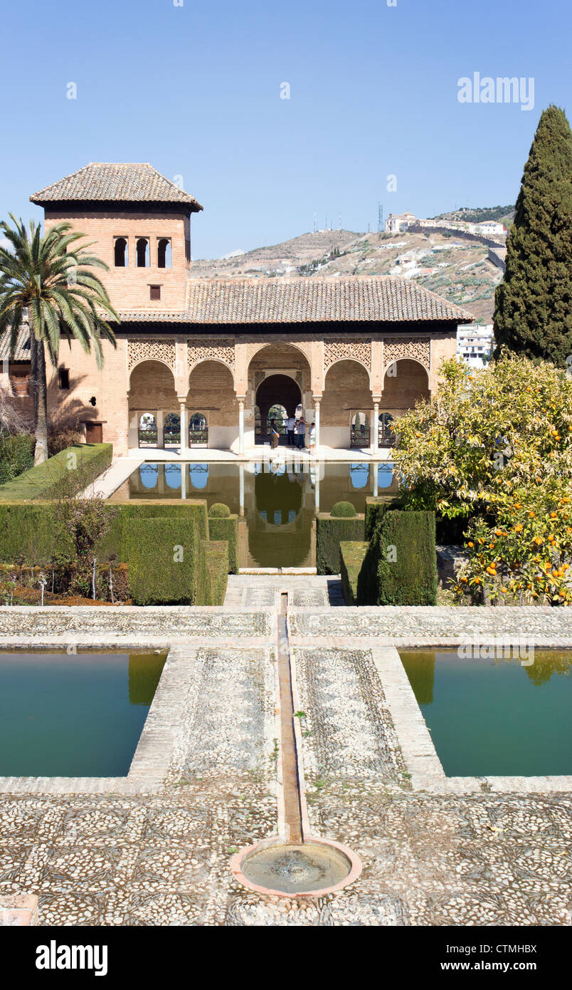 Palast von Alhambra, Granada, Andalusien, Spanien. Der Portikus und der Pool vor dem Palast Partal Torre de Las Damas Stockfoto