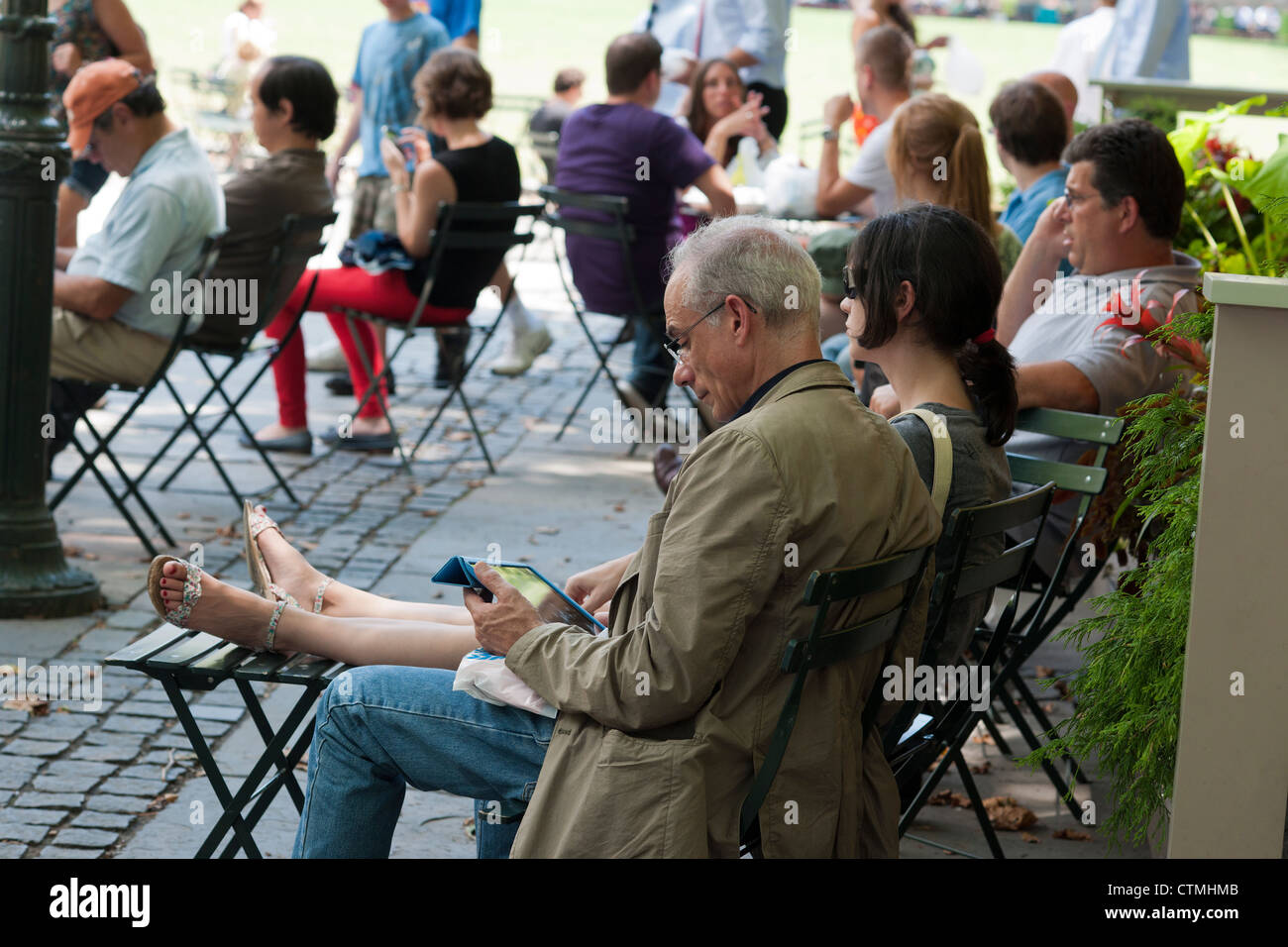 Ein Leser nutzt seine iPad im Bryant Park in New York auf Mittwoch, 4. Juli 2012 (© Richard B. Levine) Stockfoto