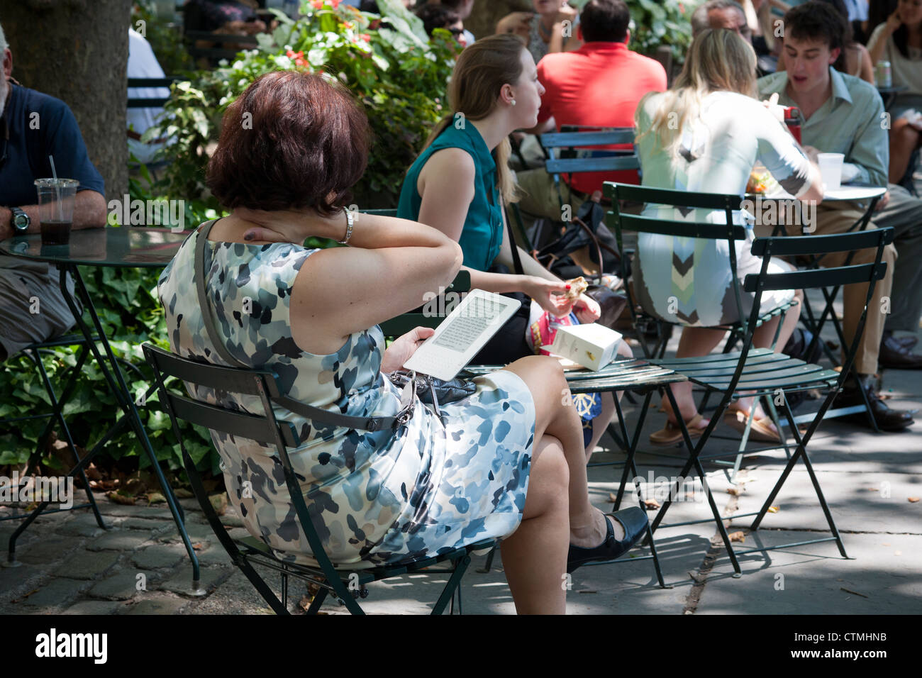 Ein Leser nutzt ihr Amazon Kindle e-Book im Bryant Park in New York auf Dienstag, 24. Juli 2012 (© Richard B. Levine) Stockfoto