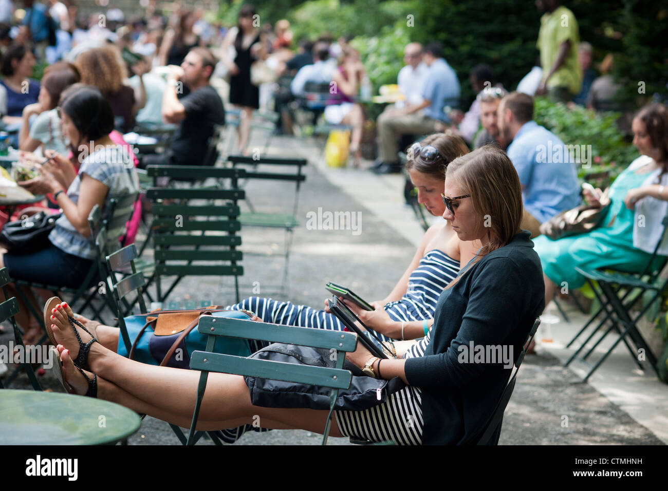 Ein Leser verwenden Sie ihr iPad und Amazon Kindle im Bryant Park in New York Dienstag, 24. Juli 2012 (© Richard B. Levine) Stockfoto