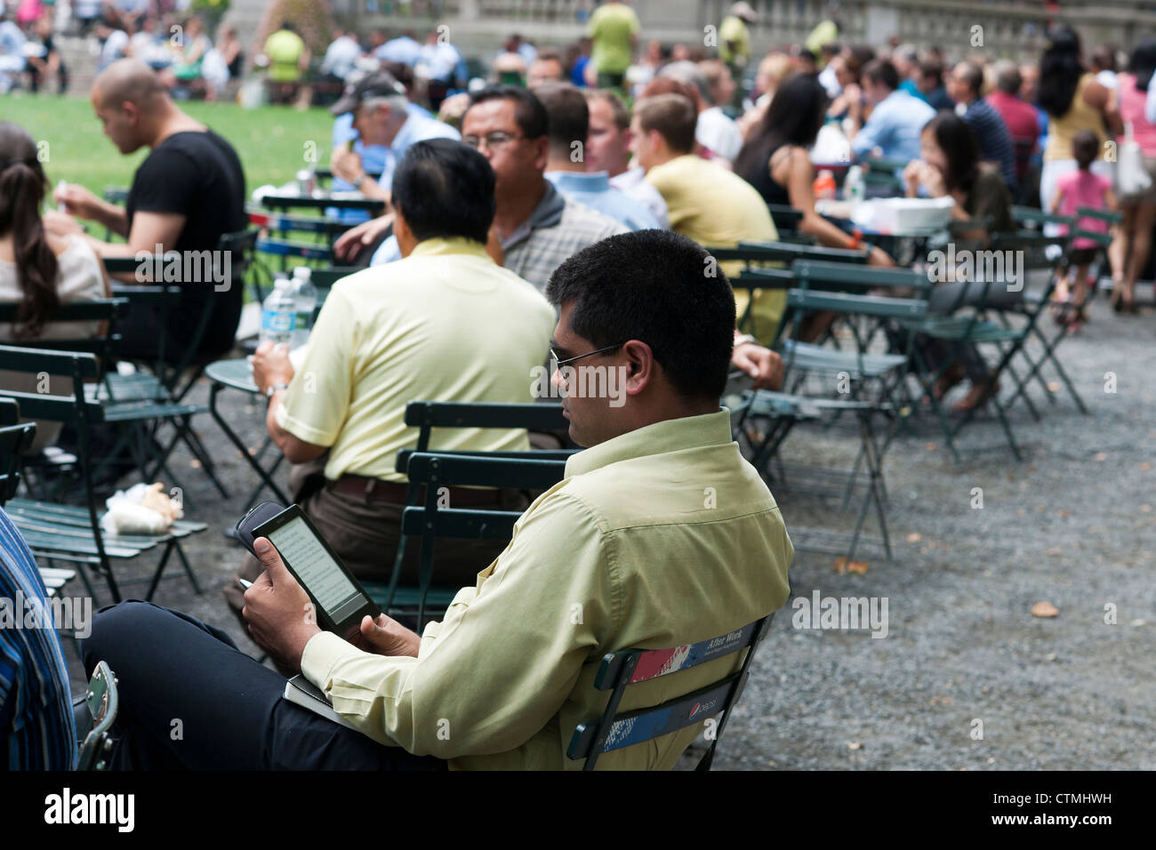 Ein Leser nutzt seine Sony Ereader e-Book im Bryant Park in New York auf Mittwoch, 4. Juli 2012 (© Richard B. Levine) Stockfoto