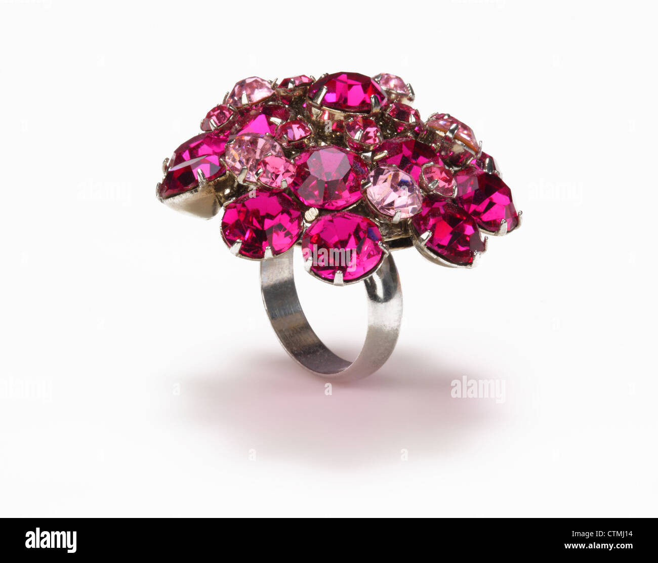 Modeschmuck. Ein Ring mit einem Cluster von rot und rosa Juwelen. Stockfoto