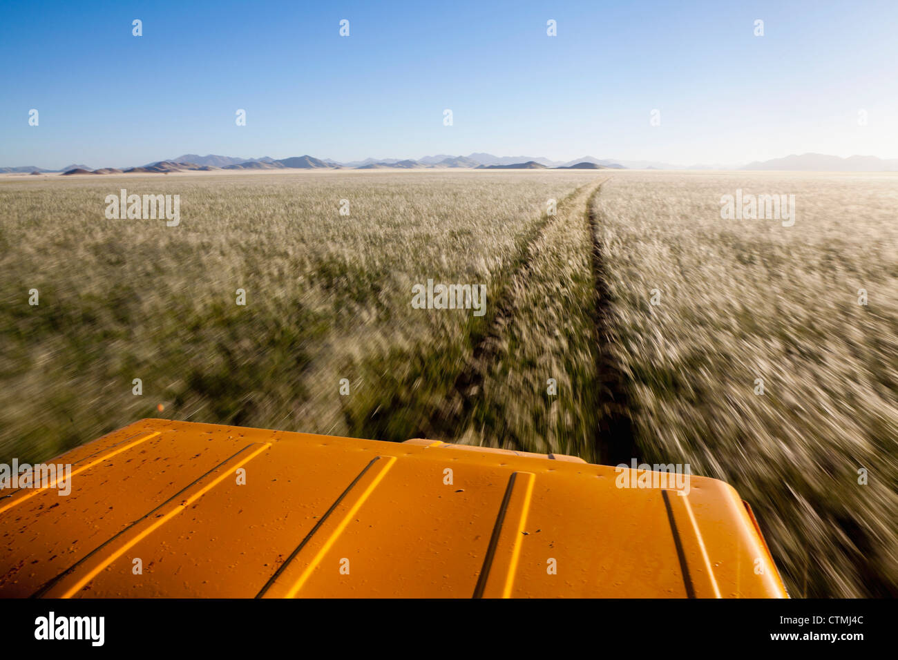 4 x 4-fahren durch die endlosen Weiten der namibischen Grasland, Namib Rand, Namibia Stockfoto