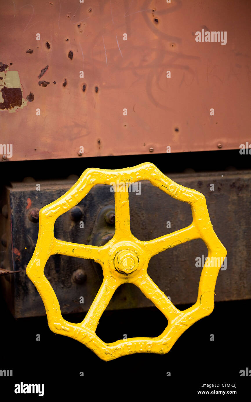 Nahaufnahme Detail des gelben Rad zu öffnen / schließen-Ventil, Provinz Kwazulu-Natal, Südafrika Stockfoto