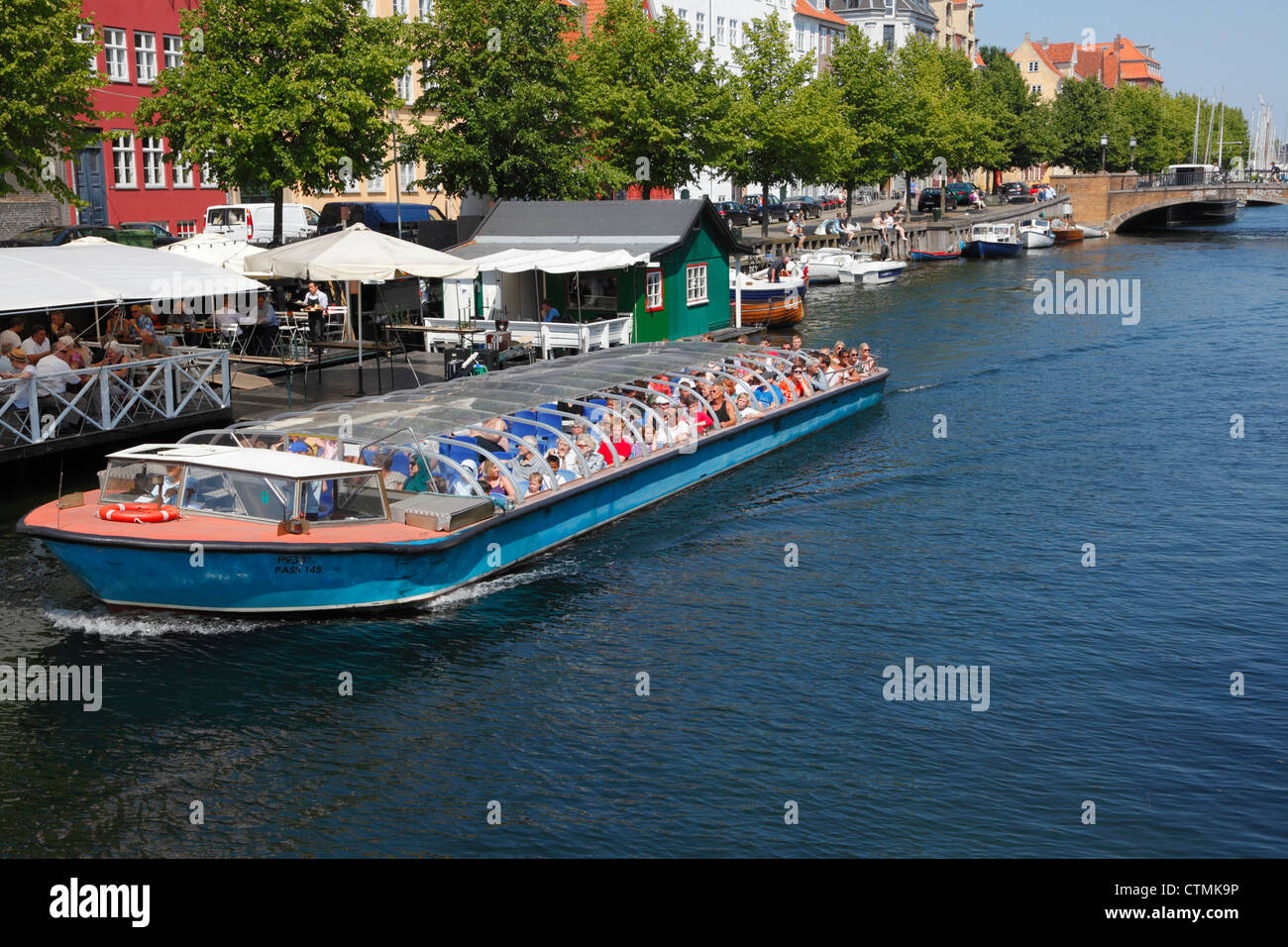 Grachtenfahrt Boot im alten Christianshavns Kanal in Kopenhagen. Blick auf Restaurants entlang der Ofen Gaden Neden Vandet Straße. Stockfoto