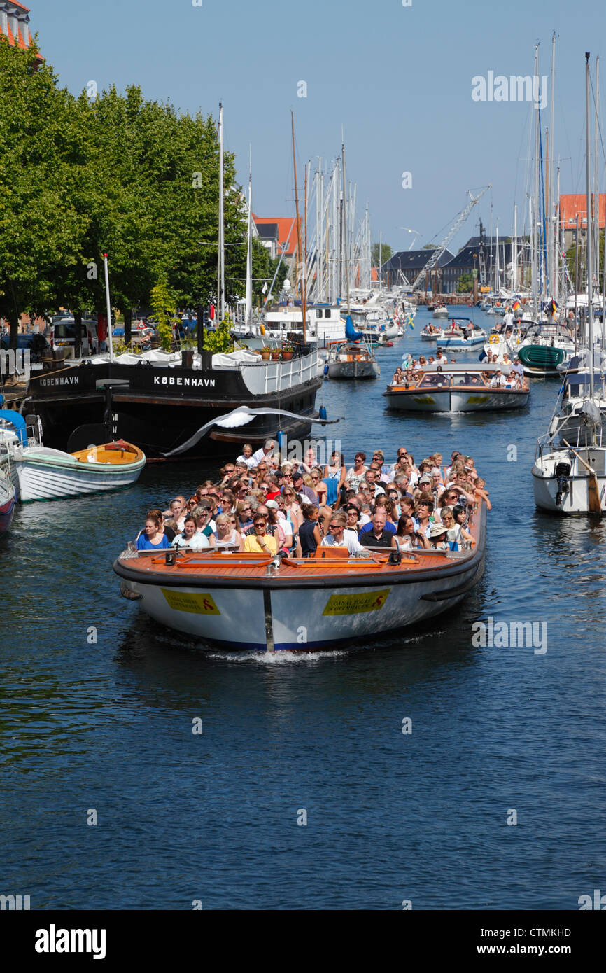 Grachtenfahrt Boote in den alten Christianshavns Kanal in Kopenhagen. Stockfoto