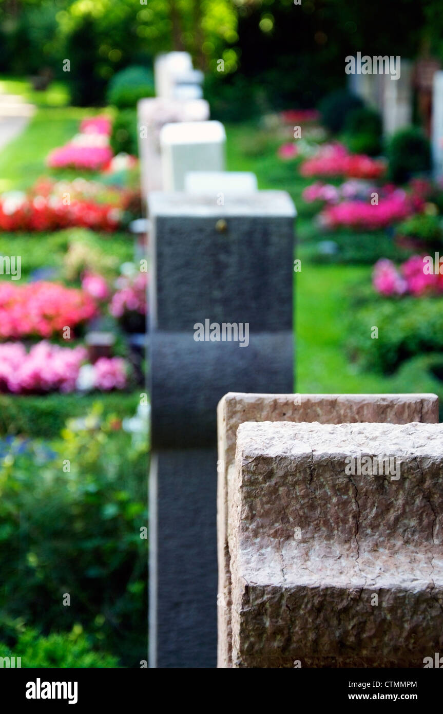 Grabsteine auf einem christlichen Friedhof in Mitteleuropa Stockfoto