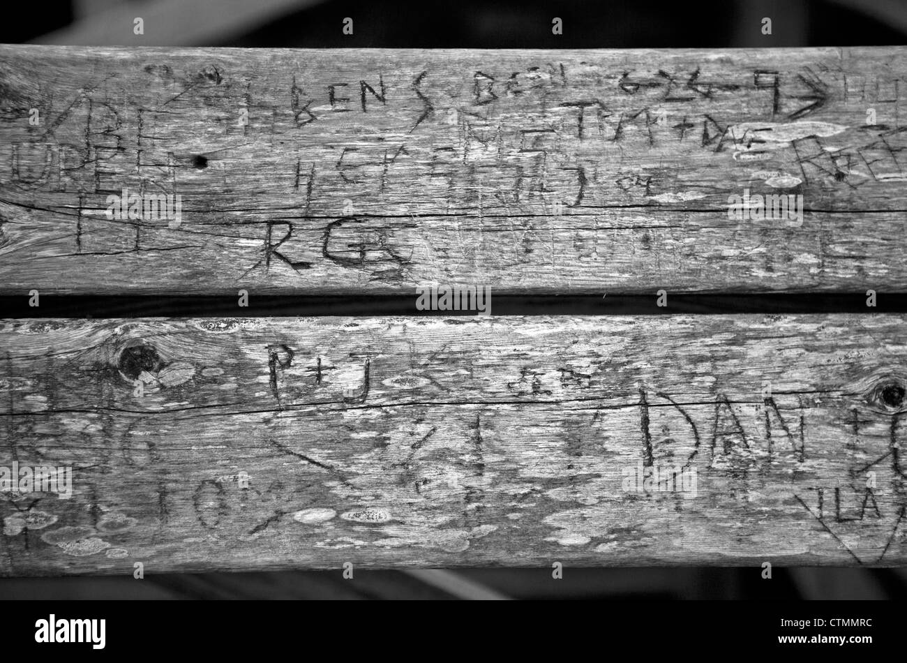 Namen sind geschnitzt, in ein Holzgeländer zu zeigen, wer es war. Stockfoto