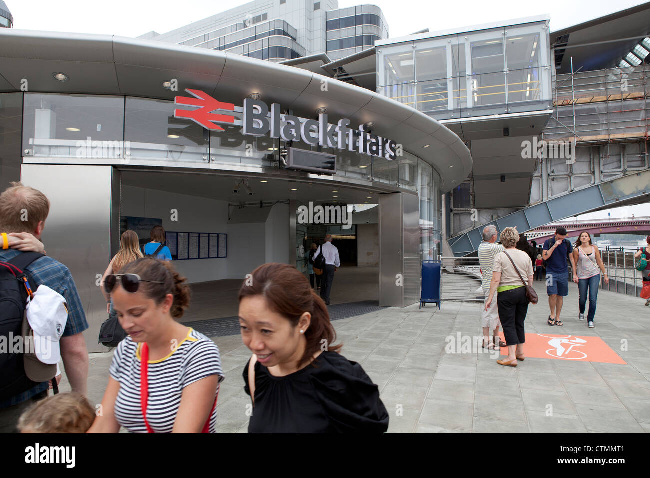 Blackfriars tube und Eingang der Station zu trainieren Stockfoto
