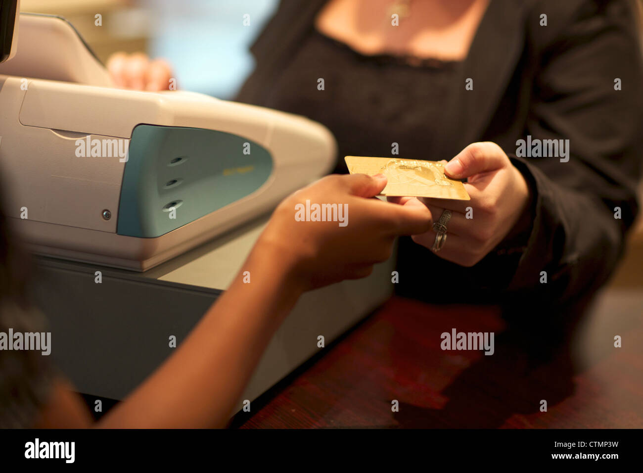 Zwei Menschen, die Austausch von einer Kreditkarte an einer Kasse zeigen, Pietermaritzburg, KwaZulu-Natal, Südafrika Stockfoto
