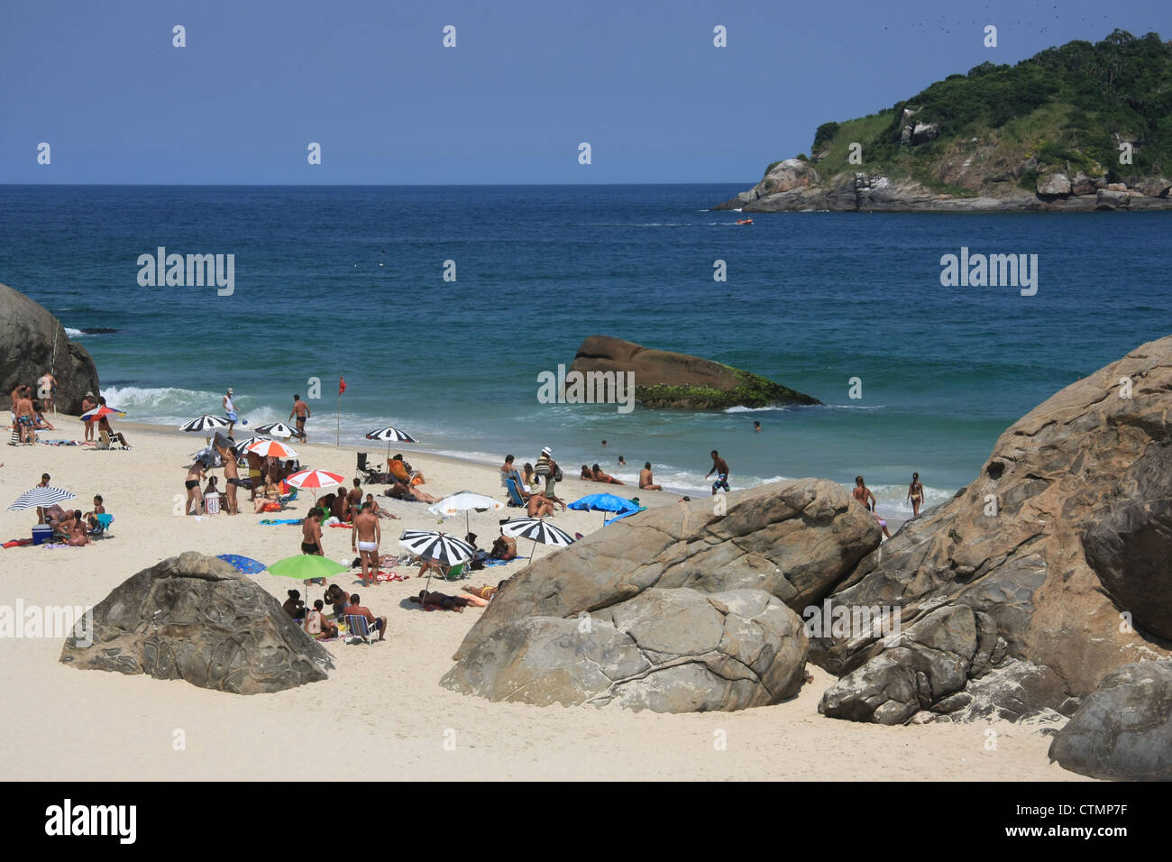 Sandstrand entlang der felsigen Küste bei Grumari, Rio De Janeiro, Brasilien Stockfoto