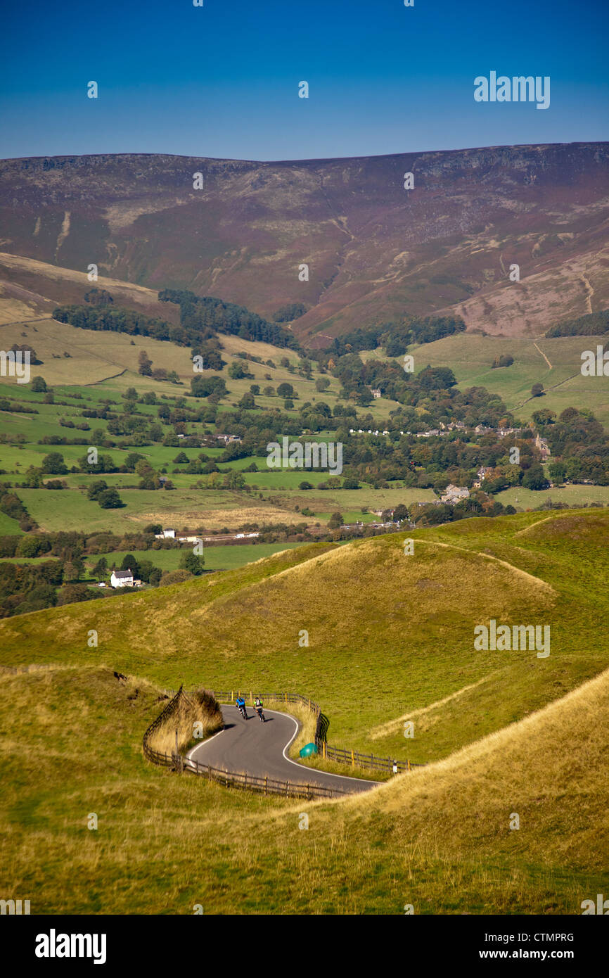 Zwei Radfahrer steigen Sie hinab in das Vale Edale in S Kurven unter Mam Tor im Peak District Nationalpark Derbyshire England UK Stockfoto