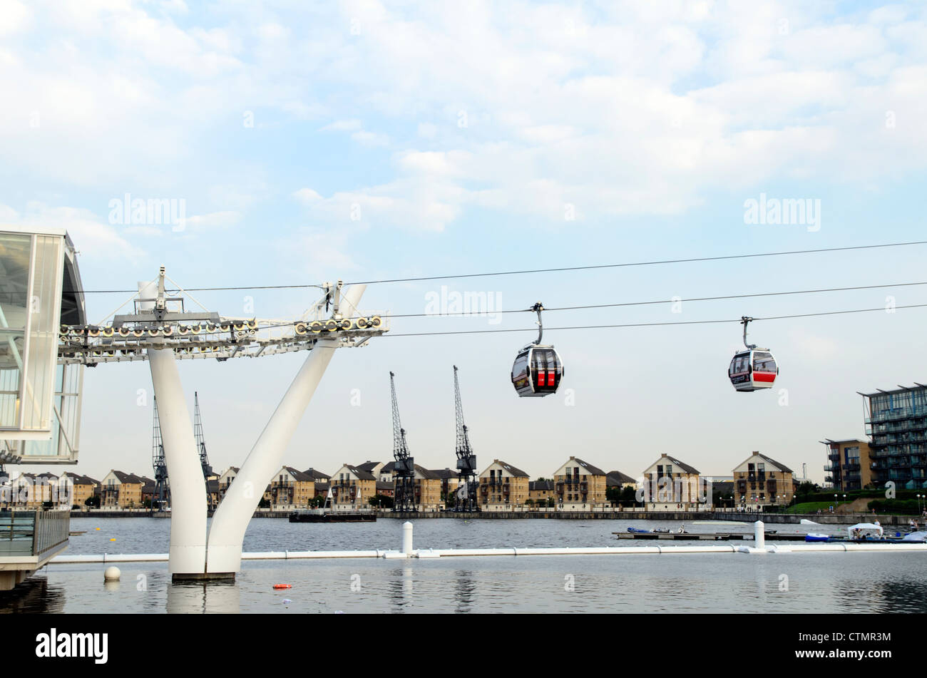 Der neuen Themse-Seilbahn. Der Emirates Air Line verbindet der O2 Arena in Greenwich, Süd-Ost-London, mit ExCel Exhibition Centre in den Royal Docks in Ost-London Stockfoto