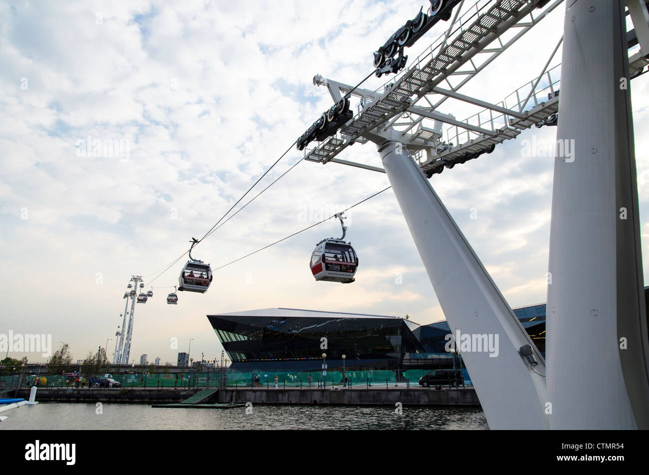 Der neuen Themse-Seilbahn. Der Emirates Air Line verbindet der O2 Arena in Greenwich, Süd-Ost-London, mit ExCel Exhibition Centre in den Royal Docks in Ost-London Stockfoto