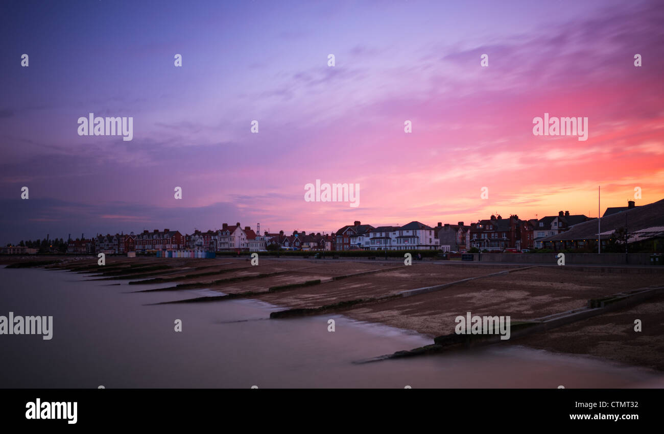 Sonnenuntergang in Felixstowe Strand, Suffolk, East Anglia, England. Stockfoto