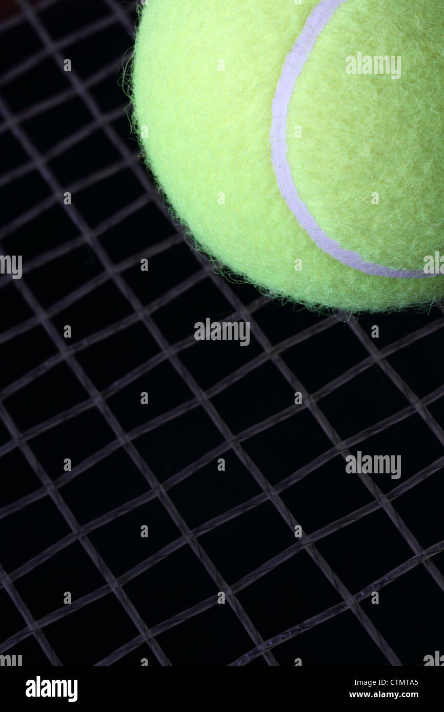 Tennis jemand? Eine Nahaufnahme der Tennissaiten Ball und Schläger. Stockfoto
