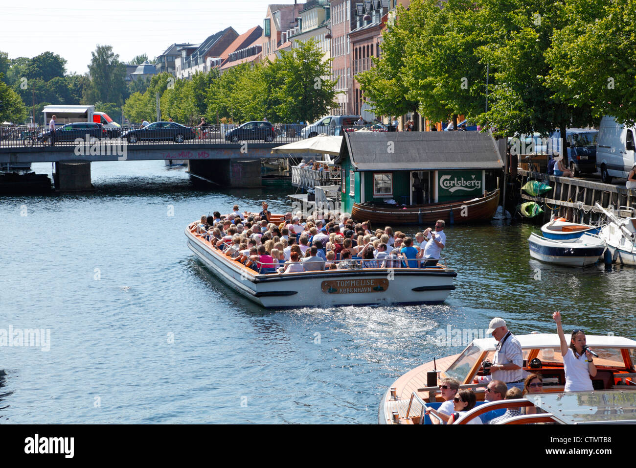 Grachtenfahrt Boote im Christianshavns Kanal in Kopenhagen. Blick auf den Straßen Torvegade und Ofen Gaden Neden Vandet. Stockfoto