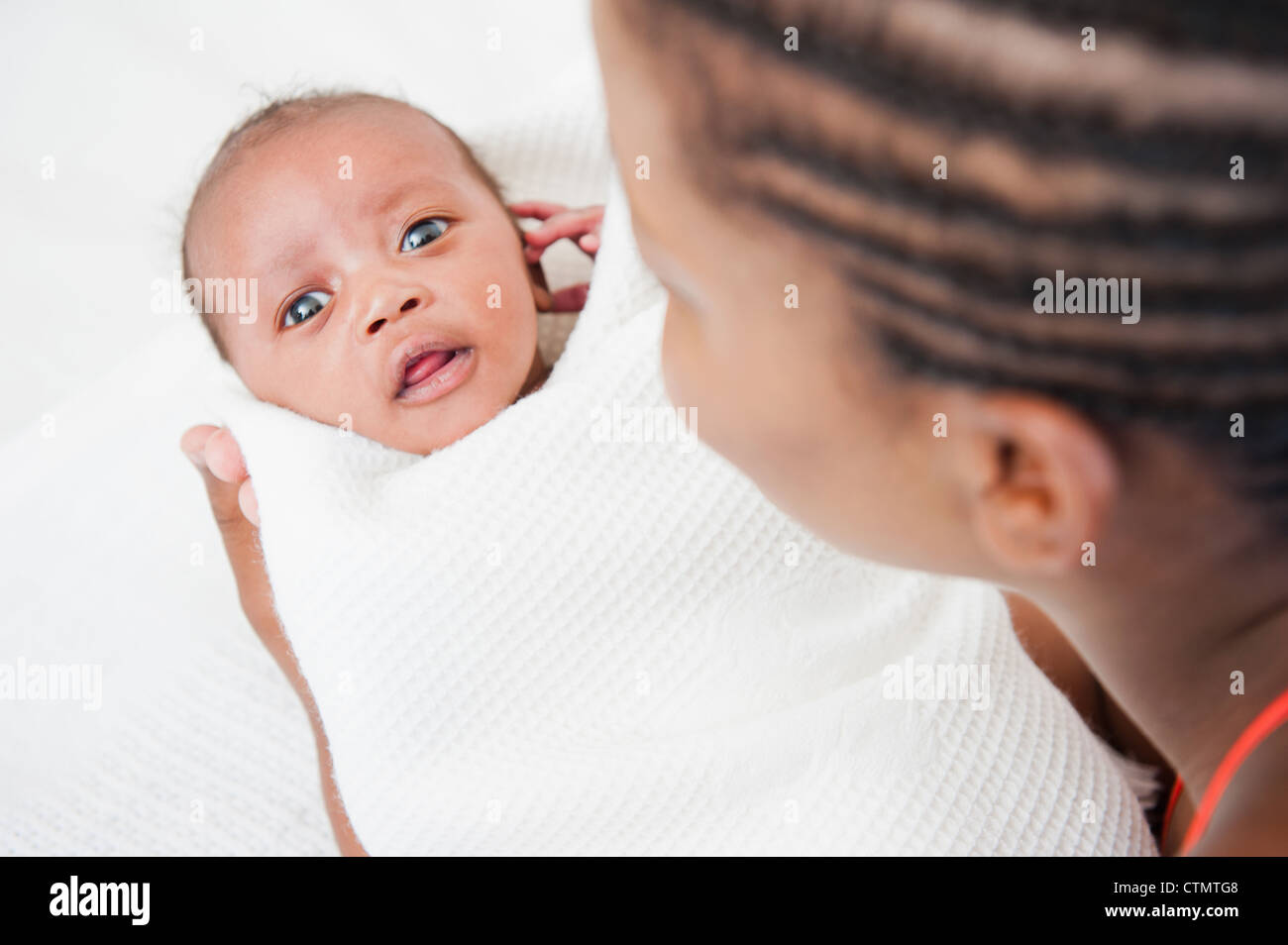 Über die Schulter-Blick von Neugeborenen in Decke gehüllt, von seiner Mutter in Johannesburg, Südafrika Stockfoto