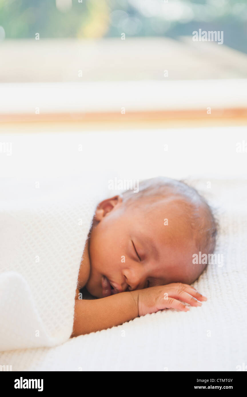 Nahaufnahme eines Neugeborenen in Decke gehüllt und schlafen im Bett in Johannesburg, Südafrika Stockfoto