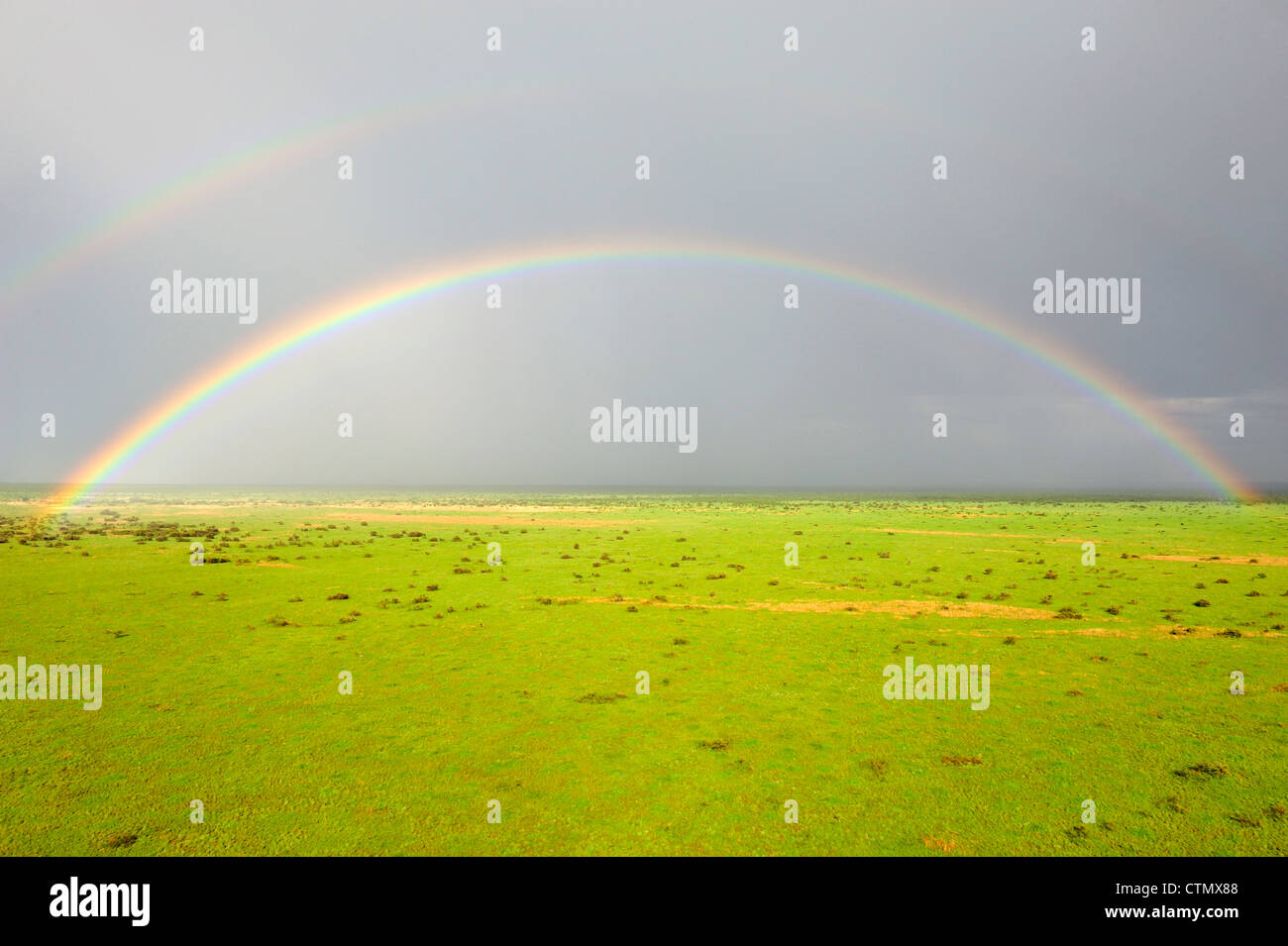 Regenbogen über der Savanne, Jonglei Republik Südsudan Stockfoto