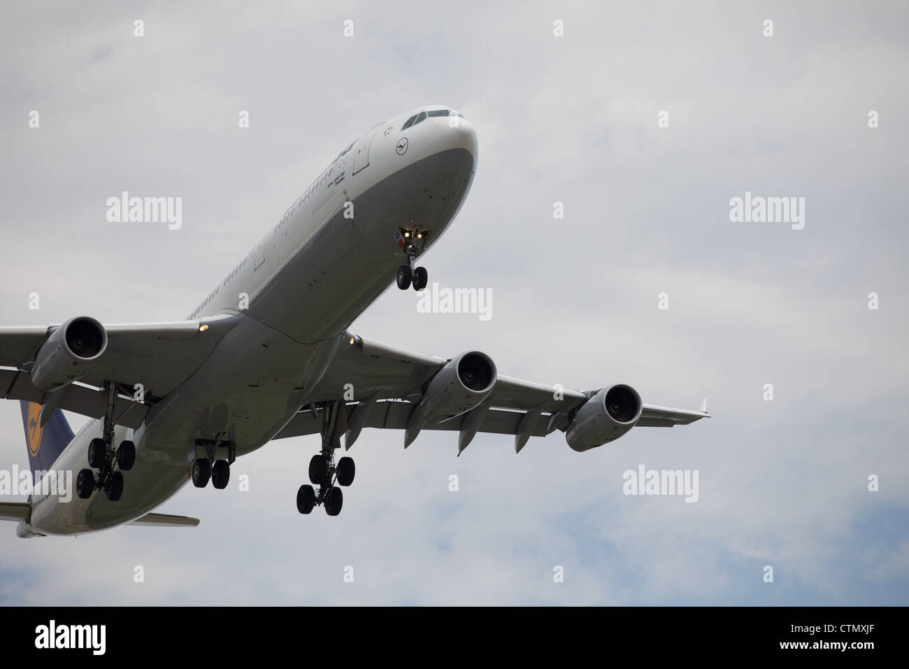 Lufthansa Airbus A340 Landung am Pearson Airport, Toronto Stockfoto
