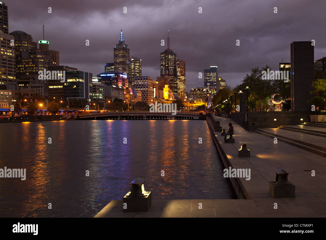 Melbourne Australien Southbank Stadtbild Skyline bei Nacht, Cit Lichter, Blick über den Yarra River zeigen Queenbridge Straße Stockfoto