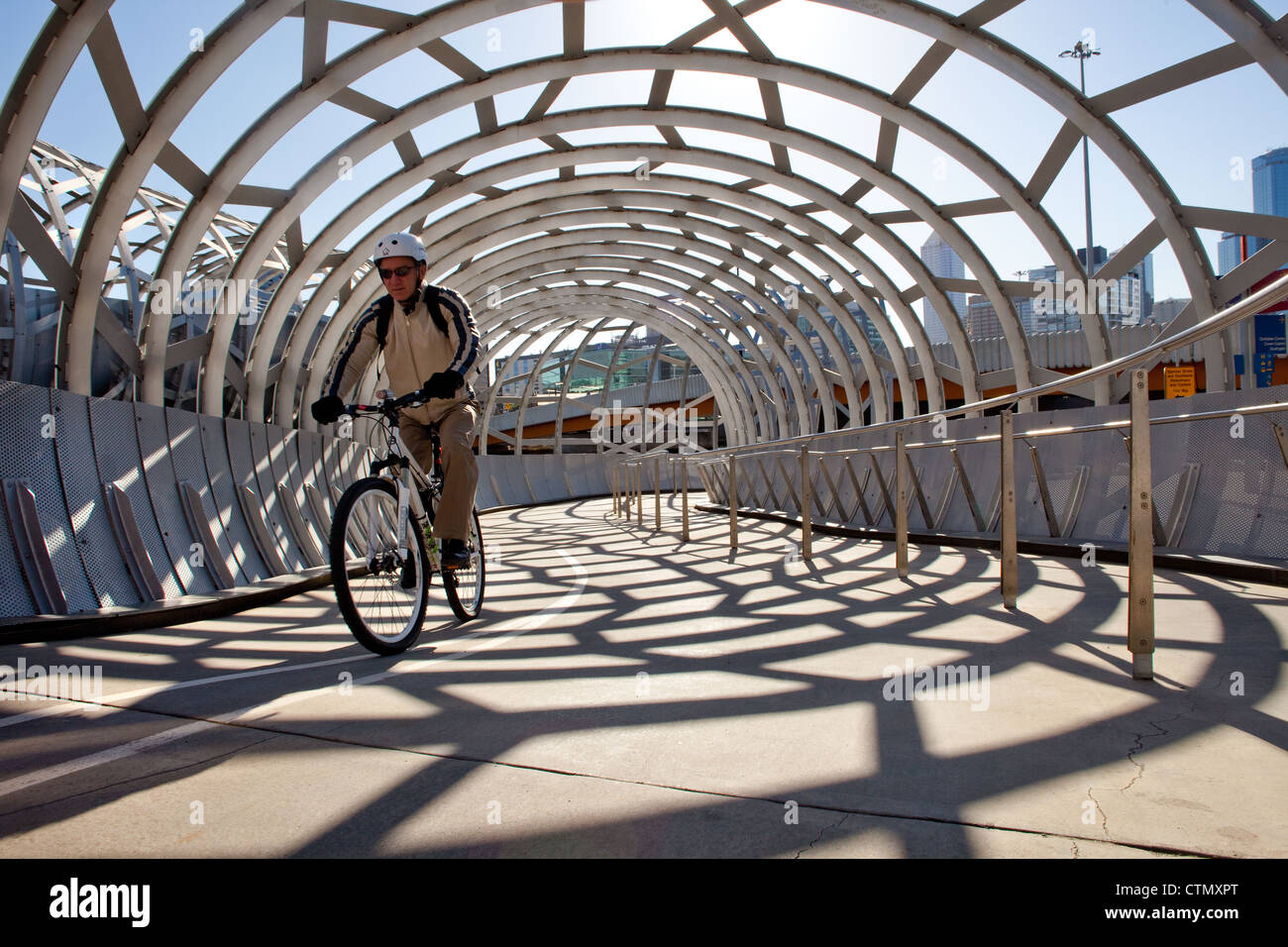 Melbourne-Webb-Brücke über den Yarra River, Hafen Docklands in Victoria Australien Radfahrer Pfad Radtour. mit Web-Muster. Stockfoto