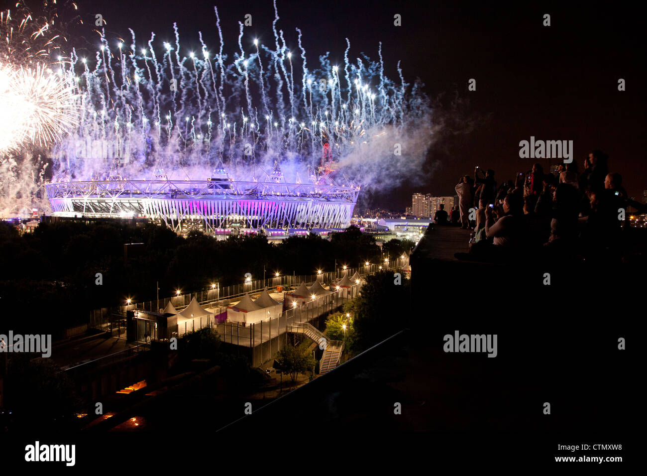 Londoner beobachten die Eröffnungsfeier der Olympischen Spiele London 2012 Stockfoto