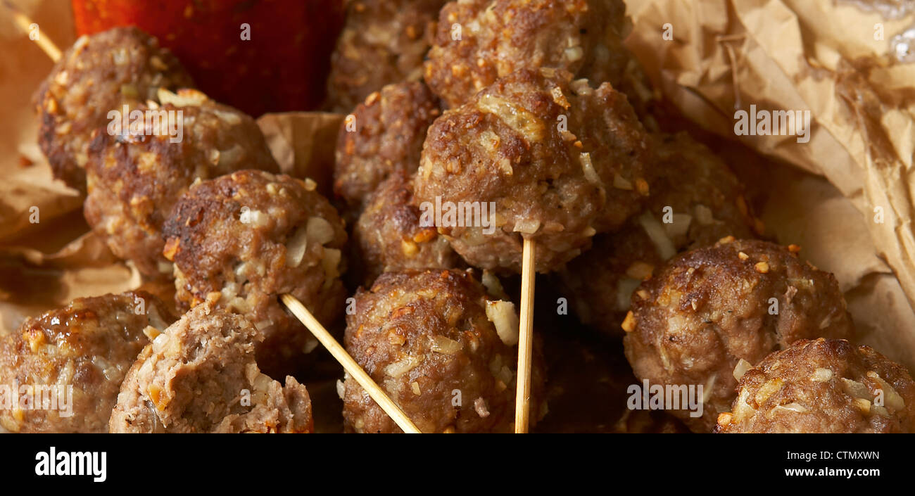 Traditionelle afrikanische Küche. Suya. Schaschlik, die mit gehacktem Rindfleisch, Erdnüsse, Zwiebeln und Ingwer Stockfoto