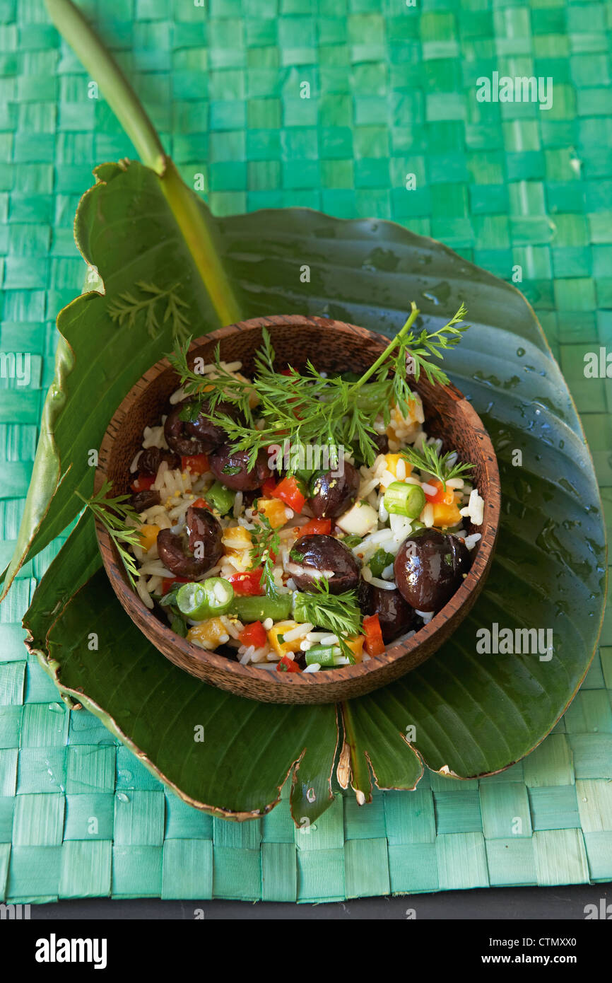 Traditionelle afrikanische Küche. Reissalat mit Bohnen, Zwiebeln, Paprika, Oliven und Rosinen Stockfoto