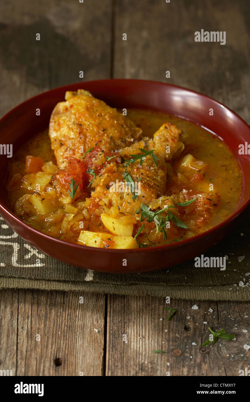 Traditionelle afrikanische Küche. Malawische gewürzte Hähnchen Curry. Zutaten - Hühnerfleisch, Chili, Kartoffeln, Tomaten und Zwiebeln Stockfoto
