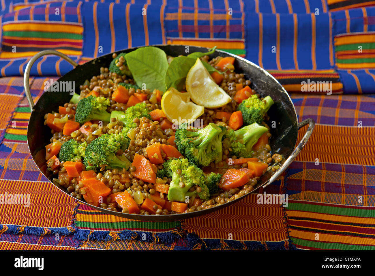 Traditionelle afrikanische Küche. Linsen-Dhal mit Gemüse Stockfoto