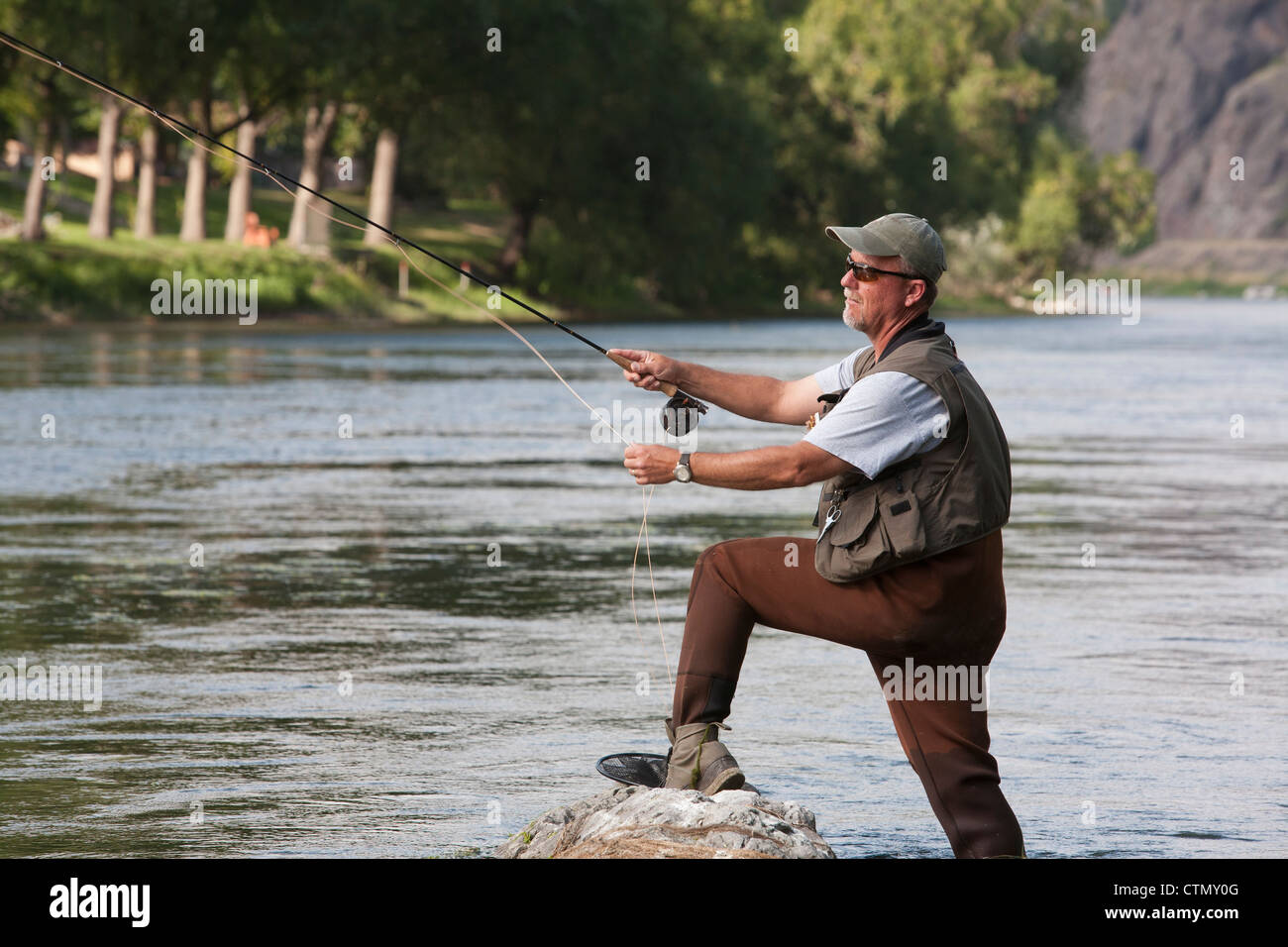 Ein Fischer-Fliegenfischen auf Forellen in den Missouri River Stockfoto