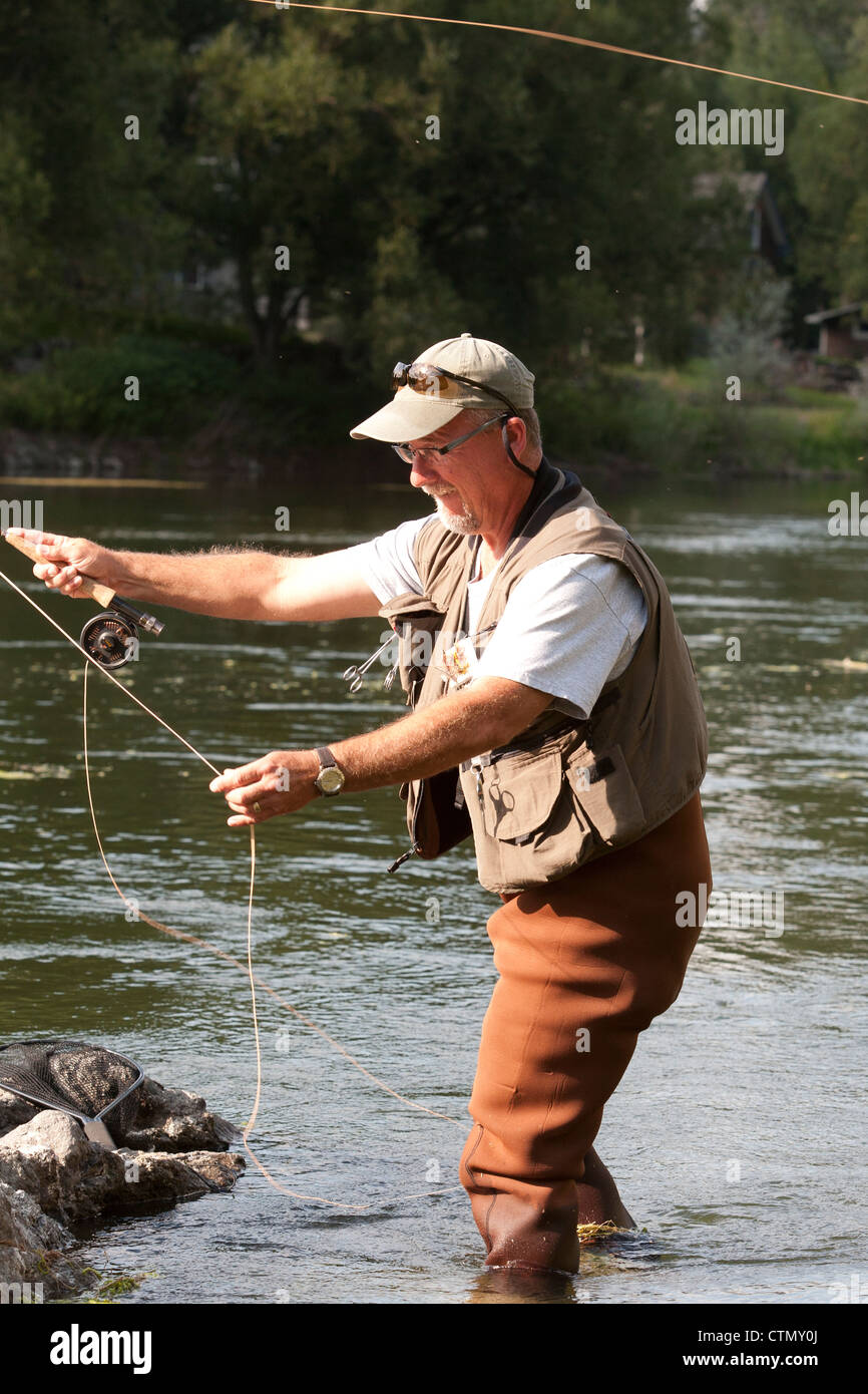 Ein Fischer-Fliegenfischen auf Forellen in den Missouri River Stockfoto